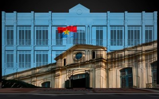 Da Nang projiziert Geschichtsfilm auf Fassade eines französischen Kolonialgebäudes