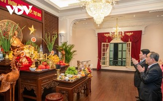 Staatspräsident Luong Cuong zündet Räucherstäbchen zum Gedenken an Präsident Ho Chi Minh an