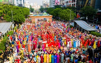 Tausende Frauen nehmen am Ao-Dai-Tanz am Internationalen Frauentag in Ho-Chi-Minh-Stadt teil