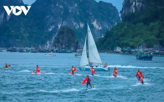 Menikmati Pertunjukan “Selancar Ombak” di Tengah Laut dan Langit Ha Long