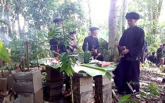 Upacara Pemujaan Hutan dari Warga Etnis Minoritas di Xin Man, Provinsi Ha Giang