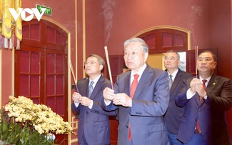 Sekjen KS PKV To Lam Persembahkan Dupa di Benteng Kerajaan Thang Long dan Persembahkan Dupa untuk Mengenang Presiden Ho Chi Minh di Rumah Nomor 67