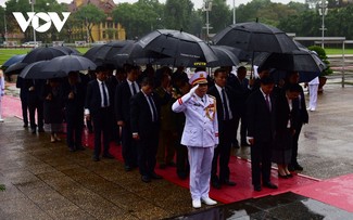 Tổng Bí thư, Chủ tịch nước Lào vào Lăng viếng Chủ tịch Hồ Chí Minh