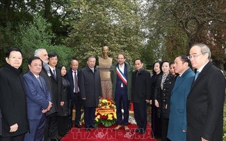 Tổng Bí thư, Chủ tịch nước Tô Lâm đặt hoa tại Tượng đài Chủ tịch Hồ Chí Minh ở thành phố Montreuil của Pháp