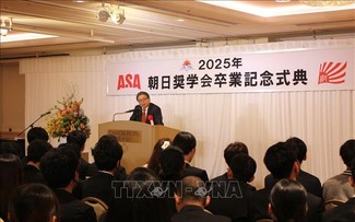 Du học sinh Việt Nam được vinh danh trong lễ tốt nghiệp của học bổng báo Asahi