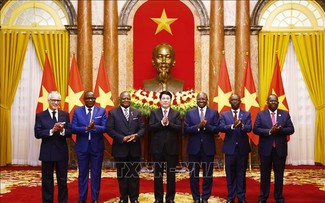 Chủ tịch nước Lương Cường tiếp Đại sứ các nước trình Quốc thư