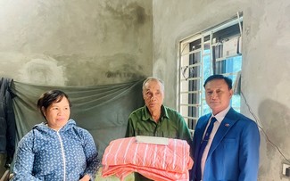 Tình người Việt từ phương xa đến với bà con vùng lũ Vĩnh Thông