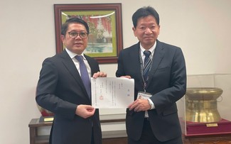 Hơn 300 triệu đồng từ sự vận động của Tổng lãnh sự quán Việt Nam tại Osaka gửi tới đồng bào vùng lũ miền Trung