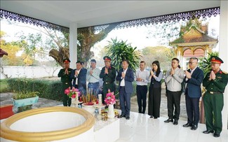 Dâng hương tưởng niệm các anh hùng liệt sĩ tại Lào