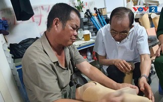 Vị bác sỹ già tìm lại ước mơ cho người khuyết tật