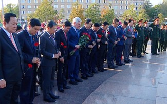 NA Chairman lays flowers at Ho Chi Minh Monument, meets Vietnamese in Moscow