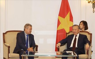 Top leader receives president of France-Vietnam Friendship Association 