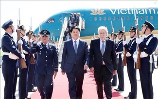 President arrives in Santiago, visits Vietnamese community in Chile 