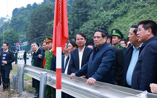 PM surveys 400 km Lao Cai-Hanoi-Hai Phong railway project 