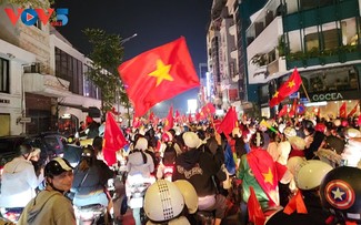 Hundreds of thousands fans flood Vietnam streets in ecstasy after ASEAN Cup win 