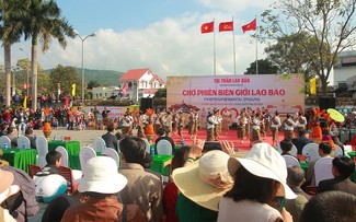 Vietnamese, Laotians exchange goods and culture at cross-border Tet market