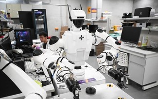World's first humanoid robot games open in Beijing with "Smart Core" lighting 
