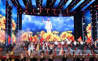 Art programs celebrate success of 14th National Party Congress 