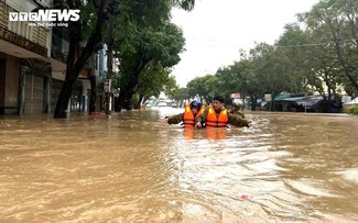 Последствия наводнения на юге Центрального Вьетнама: Десятки тысяч домов затоплены, люди пытаются спастись на крыше своего дома
