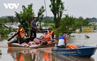 Nước lớn đổ về, người dân khu vực đê tả sông Hồng ở Hưng Yên oằn mình chạy lũ