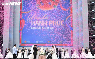 Khoảnh khắc 80 cặp uyên ương cùng tiến vào lễ cưới bên hồ Gươm