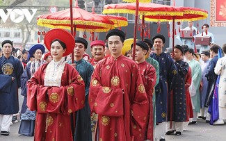 Hàng trăm người hân hoan trình diễn cổ phục Việt quanh hồ Hoàn Kiếm