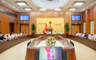 Xem xét và thông qua một số Nghị quyết về công tác ứng cử, bầu cử