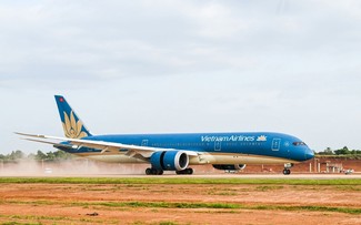 Chuyến bay đầu tiên của Boeing 787 Dreamliner hạ cánh xuống sân bay Long Thành