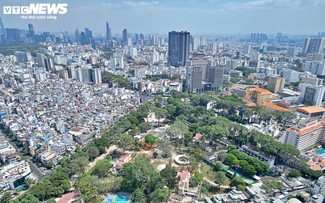 Lắp biểu trưng giọt nước ở khu vực Đài tưởng niệm nạn nhân COVID-19