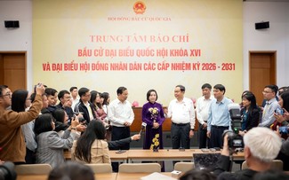 Chủ tịch Quốc hội thăm, động viên phóng viên, biên tập viên tại Trung tâm báo chí