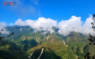 Cloud hunting on Ky Quan San mountain peak