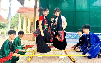 Dancing into heritage: Son La students showcase Xoe Thai