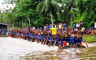 Phum sóc rộn ràng chuẩn bị cho hội đua ghe Ngo của đồng bào Khmer