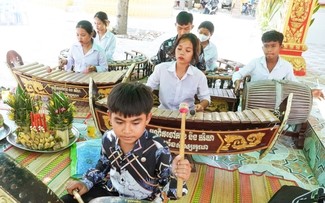 Thông tin về  làng nghề truyền thống; nhạc ngũ âm của người Khmer; xuất khẩu cà phê Việt Nam