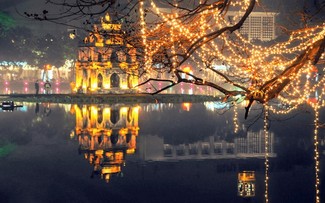 Thính giả hỏi về không khí đón Giáng Sinh ở Việt Nam; triển khai “Chiến dịch Quang Trung” xây dựng nhà ở cho bà con vùng lũ