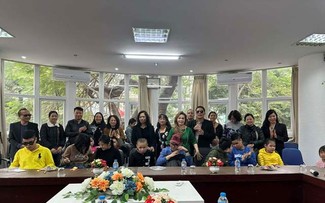 Kiều bào Australia trao quà cho  các em nhỏ có hoàn cảnh đặc biệt