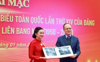 Посольство РФ во Вьетнаме передало 30 ценных архивных фотографий, связанных с президентом Хо Ши Мином