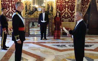 Felipe VI recibe credenciales del primer embajador de Palestina en España