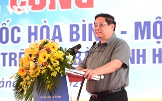 Primer Ministro asiste a la ceremonia de colocación de la primera piedra del proyecto de autopista Hoa Binh-Moc Chau