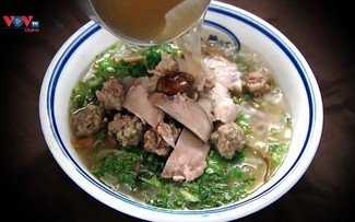 Fideos con sopa de albóndigas, una popular delicia de Hanói  