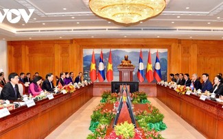 Líderes parlamentarios de Vietnam y Laos conversan sobre las relaciones binacionales