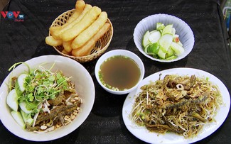 Fideos celofán con anguilas, un plato predilecto de los hanoyenses