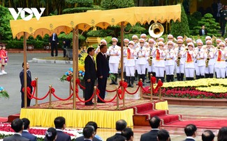 Thongloun Sisoulith au Vietnam pour renforcer les relations bilatérales   