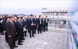 Pham Minh Chinh visite le Centre logistique de Chongqing