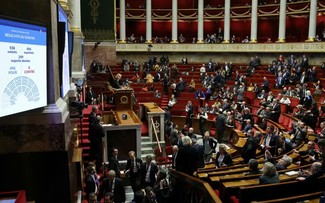 Le Parlement français adopte la “loi spéciale” pour éviter la fermeture du gouvernement