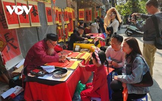 ประเพณีการขอตัวอักษรมงคลในช่วงตรุษเต๊ต