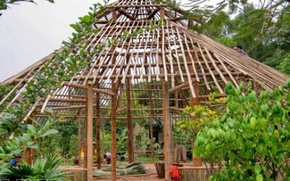 ແມ່​ຍິງ​ໝູ່​ບ້ານ​ອາ​ຊີບ​ຈັກ​ສານໄມ້​ໄຜ່​ໄມ້​ຊອດ ທູ​ຮົ່ງ ເຮັດ​ເສດ​ຖະ​ກິດ