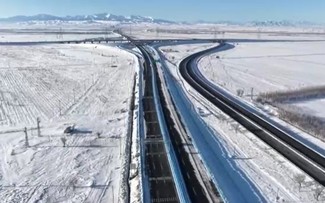World's longest expressway tunnel opens to traffic in Xinjiang