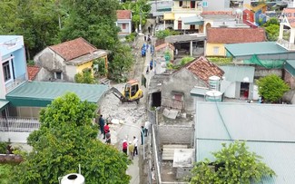 Dong Mai ward residents give land to built wider roads