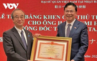 Trao bằng khen của Thủ tướng Chính phủ Việt Nam cho Thống đốc tỉnh Niigata (Nhật Bản)